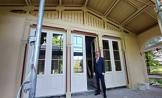 Bürgermeister Jörg Bierwirth hat sich vor einigen Monaten über den Fortschritt der Sanierungsarbeiten informiert. jetzt sind sie beendet. Mit dem neuen Anstrich und den drei Flügeltüren ist das historische Gebäude kaum wiederzuerkennen. - Michaela Weiße
