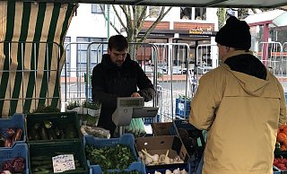 Andreas Plaß bedient an seinem Gemüse- und Obststand mittwochs auf dem Schötmaraner Wochenmarkt Kunden. Samstags ist zurzeit kein Stand auf dem Marktplatz zu finden. - Archivfoto: Thomas Reineke