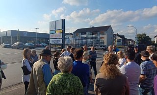 Die Nachbarschaft der Horner Kampstraße bespricht mit Politikern die Probleme, die das Fachmarktzentrum ihrer Meinung nach verursacht. - Kyrill von Matuschka