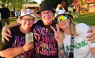 Melanie und Christian Stohlmann (von links) und Alex Thiel feiern am Schiedersee. - Nicole Ellerbrake