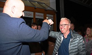 Christian Olschewski (CDU, links) jubelt mit Dr. Hans Wiegrebe über die 13 Ratssitze der Christdemokraten. - Raphael Bartling