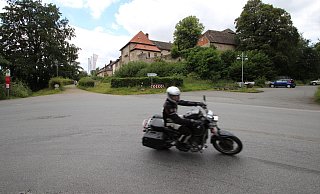 Ein Motorradfahrer ist auf der Kehre vor der Burg Sternberg unterwegs. Anwohner in Linderhofe beschweren sich über Lärm und Raserei. - Jens Rademacher Ein Motorradfahrer ist auf der Kehre vor der Burg Sternberg unterwegs. Anwohner in Linderhofe beschweren sich über Lärm und Raserei. - Jens Rademacher