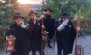 Franz Grünwald (von links), Josef Kirchhoff, Ralf Hoffmann und Andreas Wellmann sind die Nachtwächter von Schwalenberg. Neben dem Signalhorn gehört auch ein Umhang, ein Hut, eine Handlaterne sowie eine Hellebarde zur Ausrüstung des Nachtwächters. - Michaela Weiße Franz Grünwald (von links), Josef Kirchhoff, Ralf Hoffmann und Andreas Wellmann sind die Nachtwächter von Schwalenberg. Neben dem Signalhorn gehört auch ein Umhang, ein Hut, eine Handlaterne sowie eine Hellebarde zur Ausrüstung des Nachtwächters. - Michaela Weiße