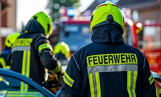 Einsatzkräfte der Feuerwehr bei einem Übungseinsatz. - David Inderlied/dpa/Symbolbild