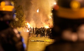 Bei Ausschreitungen in Naterre stehen sich Polizeikräfte und Jugendliche gegenüber. - Christophe Ena/AP/dpa Bei Ausschreitungen in Naterre stehen sich Polizeikräfte und Jugendliche gegenüber. - Christophe Ena/AP/dpa