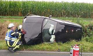 Auf der Höxter Straße in Lügde hat sich ein Auto überschlagen. - Feuerwehr Lügde Auf der Höxter Straße in Lügde hat sich ein Auto überschlagen. - Feuerwehr Lügde