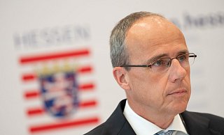 Hessens Innenminister Peter Beuth tritt nach dem Bekanntwerden von neuerlichen Rechtsextremismus-Vorwürfen gegen die hessische Polizei vor die Presse. - Foto: Boris Roessler/dpa Hessens Innenminister Peter Beuth tritt nach dem Bekanntwerden von neuerlichen Rechtsextremismus-Vorwürfen gegen die hessische Polizei vor die Presse. - Foto: Boris Roessler/dpa
