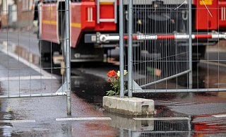Blumen stehen nach dem Brand mit zwei toten Feuerwehrleuten in Sankt Augustin. - Thomas Banneyer/dpa Blumen stehen nach dem Brand mit zwei toten Feuerwehrleuten in Sankt Augustin. - Thomas Banneyer/dpa