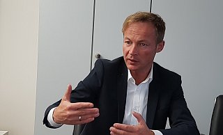 Der Fall Lügde treibt ihn um: Daniel Sieveke ist Vorsitzender des NRW-Innenausschusses. Die Rücktrittsforderung der SPD gegen Innenminister Herbert Reul macht ihn stocksauer.  - Marianne Schwarzer