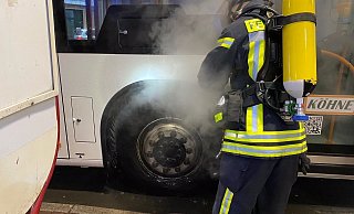 Unter dem Stichwort "Bremse von Bus brennt" wurde die Feuerwehr alarmiert. - Feuerwehr Bad Salzuflen Unter dem Stichwort "Bremse von Bus brennt" wurde die Feuerwehr alarmiert. - Feuerwehr Bad Salzuflen