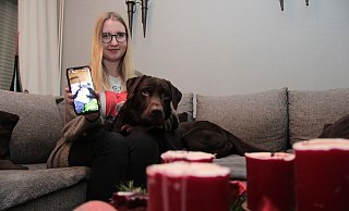 Cynthia Lenke war nach ihrem schweren Unfall vor rund zweienhalb Jahren bewusstlos, lag im Koma und musste wieder laufen und sprechen lernen. Fotos auf dem Handy erinnern an diese Zeit. - Carolin Brokmann-Förster Cynthia Lenke war nach ihrem schweren Unfall vor rund zweienhalb Jahren bewusstlos, lag im Koma und musste wieder laufen und sprechen lernen. Fotos auf dem Handy erinnern an diese Zeit. - Carolin Brokmann-Förster