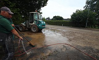 Ein heftiges Unwetter hat in der Nacht zum Freitag im Lemgoer Norden getobt. Dabei floss Schlamm auf den Hof einer Autowerkstatt in Brüntorf. Am Freitagmorgen liefen die Aufräumarbeiten. - Jens Rademacher