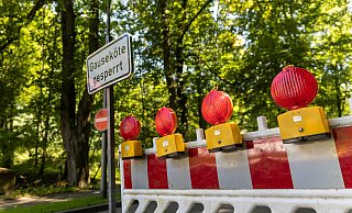 Gesperrt in vier Jahreszeiten:  So sah es im Sommer am Fuße der Gauseköte in Berlebeck aus. - Archivfoto: Jannik Stodiek