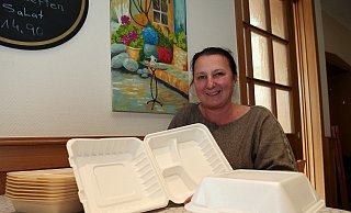 Jela Biondic mit unterschiedlichen Einwegverpackungen. In der Mitte das teure Schälchen aus Bambusfasern.  - Jörg Hagemann