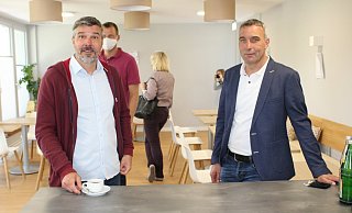 Thorsten Sagner von der Dorfgemeinschaft Hörstmar und Lemgos Kämmerer Dirk Tolkemitt (von links) in den neuen Räumen vom inklusiven Café, welches demnächst vom Verein Das Dach betrieben wird. - Sandra Castrup (LZ)