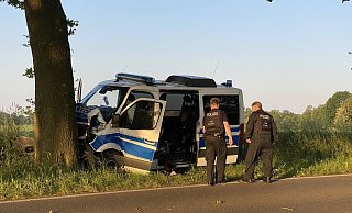 Ein Polizeiwagen ist gegen einen Baum gefahren. - Marc Gruber/7aktuell.de/dpa Ein Polizeiwagen ist gegen einen Baum gefahren. - Marc Gruber/7aktuell.de/dpa