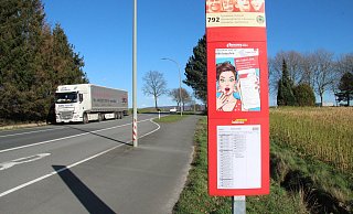 Last Exit Belle-Ost: Die Haltestelle am Friedhof an der Pyrmonter Straße ist die letzte vor dem Industriepark. Etwa anderthalb Kilometer weiter hinter der Kuppe ist die Einfahrt zum Gewerbegebiet. - Dieter Asbrock
