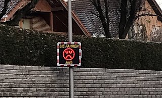 Ist ein Autofahrer aus Richtung Detmold/Mosebeck kommend zu schnell unterwegs, leuchtet ein roter Smiley auf. - Hans-Herbert Tamm Ist ein Autofahrer aus Richtung Detmold/Mosebeck kommend zu schnell unterwegs, leuchtet ein roter Smiley auf. - Hans-Herbert Tamm
