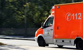 Zwei Mädchen wurden von einem Auto erfasst, als sie unvermittelt auf die Straße liefen. - Symbolbild: Pixabay Zwei Mädchen wurden von einem Auto erfasst, als sie unvermittelt auf die Straße liefen. - Symbolbild: Pixabay