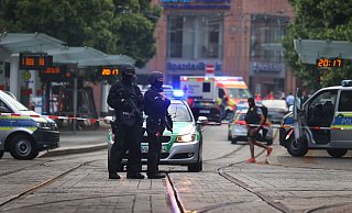 Bewaffnete Polizisten sichern die Gegend in der Nähe des Tatorts ab. - Foto: Karl-Josef Hildenbrand/dpa Bewaffnete Polizisten sichern die Gegend in der Nähe des Tatorts ab. - Foto: Karl-Josef Hildenbrand/dpa