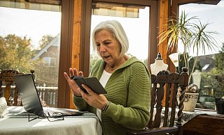 Verwandte mit kaputtem Handy in Not? - Da sind Misstrauen und ein Anruf auf der altbekannten Nummer der- oder desjenigen angebracht. - Christin Klose/dpa-tmn Verwandte mit kaputtem Handy in Not? - Da sind Misstrauen und ein Anruf auf der altbekannten Nummer der- oder desjenigen angebracht. - Christin Klose/dpa-tmn