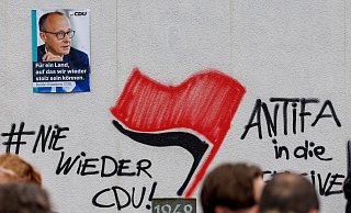 An die Sch&uuml;tzenhalle in Menden hatten Unbekannte in der Nacht vor einem Wahlkampfauftritt des damaligen Kanzlerkandidaten Friedrich Merz (CDU) Schriftz&uuml;ge an eine Wand gespr&uuml;ht. (Archivfoto) - Christoph Reichwein/dpa