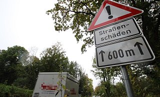 Die Landesstraße 962 führt von Bögerhof über Kükenbruch und Laßbruch über den Stollenberg nach Asendorf und ist in sehr schlechtem Zustand, wie die Unabhängige Wählergemeinschaft Extertal bemängelt. - Jens Rademacher Die Landesstraße 962 führt von Bögerhof über Kükenbruch und Laßbruch über den Stollenberg nach Asendorf und ist in sehr schlechtem Zustand, wie die Unabhängige Wählergemeinschaft Extertal bemängelt. - Jens Rademacher