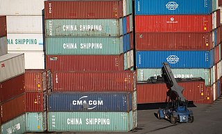 Die Ausbreitung des Coronavirus in Asien und Europa stellt auch heimische Unternehmen vor Probleme, weil sich Lieferzeiten verzögern und Transportkosten steigen. - Christian Charisius/dpa