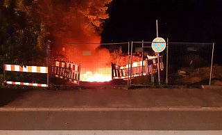 Starkstromkabel brennen in einer Baugrube in München. Durch das Feuer gab es einen weiträumigen Stromausfall. - Foto: ---/Feuerwehr München/dpa Starkstromkabel brennen in einer Baugrube in München. Durch das Feuer gab es einen weiträumigen Stromausfall. - Foto: ---/Feuerwehr München/dpa