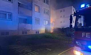 Die Feuerwehr konnte zwei Menschen aus dem verrauchten Gebäude retten. - Feuerwehr Detmold/Christopher Rieks Die Feuerwehr konnte zwei Menschen aus dem verrauchten Gebäude retten. - Feuerwehr Detmold/Christopher Rieks