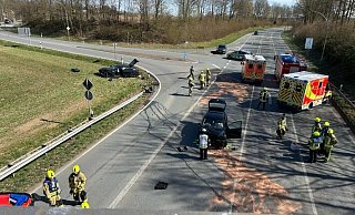 Bei dem Unfall wurden zwei Menschen zum Teil schwer verletzt. - Feuerwehr Detmold/Oliver Böttcher Bei dem Unfall wurden zwei Menschen zum Teil schwer verletzt. - Feuerwehr Detmold/Oliver Böttcher