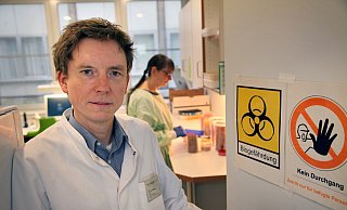 Chefarzt Dr. Jens Gieffers steht in der Tür des im Hygienelabors des Klinikums Lippe. Die Untersuchungen hier haben aber nichts mit dem Coronarvirus zu tun. Das übernehmen andere Labore. - Bernhard Preuss