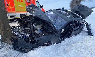 Am Montagmorgen ist ein Audi auf der Heidenschen Straße gegen einen Baum geprallt. - Freitag Medien Gruppe
