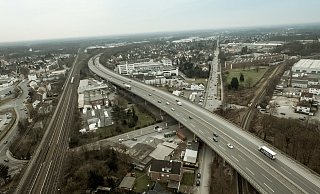 Der Bau des Ostwestfalendamms hat 1984 begonnen. Auf dem Landesabschnitt ist noch der Ursprungsbelag, die Fahrbahnübergänge der Graphia-Brücke sind zwischenzeitlich mal nachgebessert worden. - Susanne Lahr Der Bau des Ostwestfalendamms hat 1984 begonnen. Auf dem Landesabschnitt ist noch der Ursprungsbelag, die Fahrbahnübergänge der Graphia-Brücke sind zwischenzeitlich mal nachgebessert worden. - Susanne Lahr