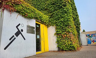 Die Volker-Zerbe-Halle der Realschule Lemgo muss derzeit noch gereinigt werden. Unbekannte hatten hier mehrere Feuerlöscher entleert. Stadt und Schule hoffen nun, dass die Sporthalle Anfang September wieder in Betrieb genommen werden kann. - Freya Köhring
