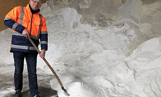 Christian Sollgan vom städtischen Bauhof an der Herforder Straße checkt die Salzvorräte. Bislang war der Winter entspannt, wie der kaum kleiner gewordene 300-Tonnen-Berg verrät.  - Till Brand
