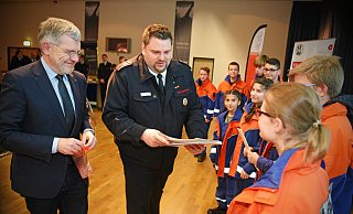Stadtjugendfeuerwehrwart Christian Heidemann und Bürgermeister Dr. Reiner Austermann vergeben die „Jugendflamme“ - Nicole Ellerbrake