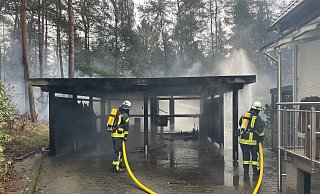 Die Feuerwehrleute waren beim Carportbrand am Mittwoch rechtzeitig vor Ort, um Schlimmeres zu verhindern. - Feuerwehr Lage Die Feuerwehrleute waren beim Carportbrand am Mittwoch rechtzeitig vor Ort, um Schlimmeres zu verhindern. - Feuerwehr Lage