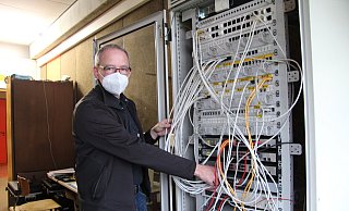 Elektromeister Rainer Jung zeigt einen der Schaltschränke, wo die neu verlegten Kabel für die Internetanbindung der Klassenräume zusammenlaufen. - Nadine Uphoff Elektromeister Rainer Jung zeigt einen der Schaltschränke, wo die neu verlegten Kabel für die Internetanbindung der Klassenräume zusammenlaufen. - Nadine Uphoff