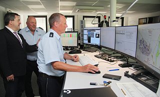 In der neuen Leitstelle: Dr. Axel Lehmann, Polizeihauptkommissar Achim Thomaschewski und Oberkommissar Frank Krüger. - Martin Hostert In der neuen Leitstelle: Dr. Axel Lehmann, Polizeihauptkommissar Achim Thomaschewski und Oberkommissar Frank Krüger. - Martin Hostert