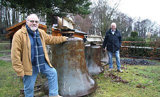 Noch stehen die Glocken alleine. Schon bald sollen sie in Koordination von Hans-Dieter Buckoh, erster Vorsitzender des Heimat- und Verkehrsvereins Pivitsheide V-L. und Vorstandsmitglied Friedrich Diekhof aufbereitet werden und in einem Denkmal-Bau erscheinen. - Yannick Sonntag(LZ)