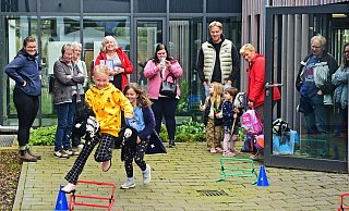 Mira und Tamina testen beim Kalletaler Gesundheitstag begeistert das "Hobby Horsing" - also das Steckenpferd-Reiten. - Nicole Ellerbrake