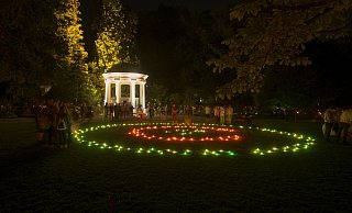 Veranstaltungen im Sommer: Die „Nacht der 10.000 Kerzen" lockt auch in diesem Jahr mit einem Lichtermeer in den Kurpark . - Stadt Bad Salzuflen Veranstaltungen im Sommer: Die „Nacht der 10.000 Kerzen" lockt auch in diesem Jahr mit einem Lichtermeer in den Kurpark . - Stadt Bad Salzuflen