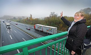 Ulrike Wegner, die eigens aus Detmold nach Borgholzhausen gekommen ist, winkt den ersten Fahrzeugen zu. - Sarah Jonek Ulrike Wegner, die eigens aus Detmold nach Borgholzhausen gekommen ist, winkt den ersten Fahrzeugen zu. - Sarah Jonek