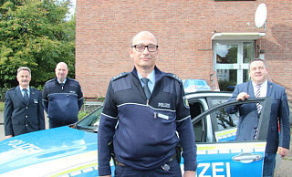 Neuer Bezirksbeamter: Carsten Ehmer (vorne) mit (von links) Jürgen Siebel, Jürgen Schnelle und Landrat Dr. Axel Lehmann hinter dem Gebäude der Lagenser Wache. - Cordula Gröne Neuer Bezirksbeamter: Carsten Ehmer (vorne) mit (von links) Jürgen Siebel, Jürgen Schnelle und Landrat Dr. Axel Lehmann hinter dem Gebäude der Lagenser Wache. - Cordula Gröne