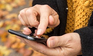 Der Herbst ist da und bei steigenden Energiekosten sind Geldversprechen per SMS verlockend. Allein: Es sind Fälschungen, die sofort gelöscht gehören. - Christin Klose/dpa-tmn Der Herbst ist da und bei steigenden Energiekosten sind Geldversprechen per SMS verlockend. Allein: Es sind Fälschungen, die sofort gelöscht gehören. - Christin Klose/dpa-tmn