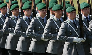 Bundeswehrsoldaten marschieren 2007 in Augustdorf zu einem feierlichen Gel&ouml;bnis auf. - dpa