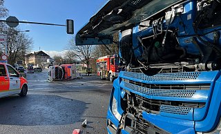 Auf der Kreuzung Ernst-Hilker-Straße/Lemgoer Straße sind am Mittwochmorgen ein Rettungswagen und ein LKW zusammengestoßen. - Freitag-TV Auf der Kreuzung Ernst-Hilker-Straße/Lemgoer Straße sind am Mittwochmorgen ein Rettungswagen und ein LKW zusammengestoßen. - Freitag-TV