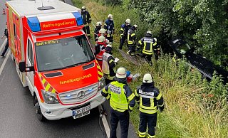 Der Wagen der Detmolderin rutschte in die Böschung. - Rieks/Feuerwehr Detmold Der Wagen der Detmolderin rutschte in die Böschung. - Rieks/Feuerwehr Detmold
