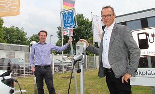 Johannes Michael Kniep (link) , Leiter Produktmanagement, und Geschäftsführer Klaus Holterhoff zeigen das neueste "Baby" der "mobility concepts" - die Retro-Ladesäule. - Seda Hagemann